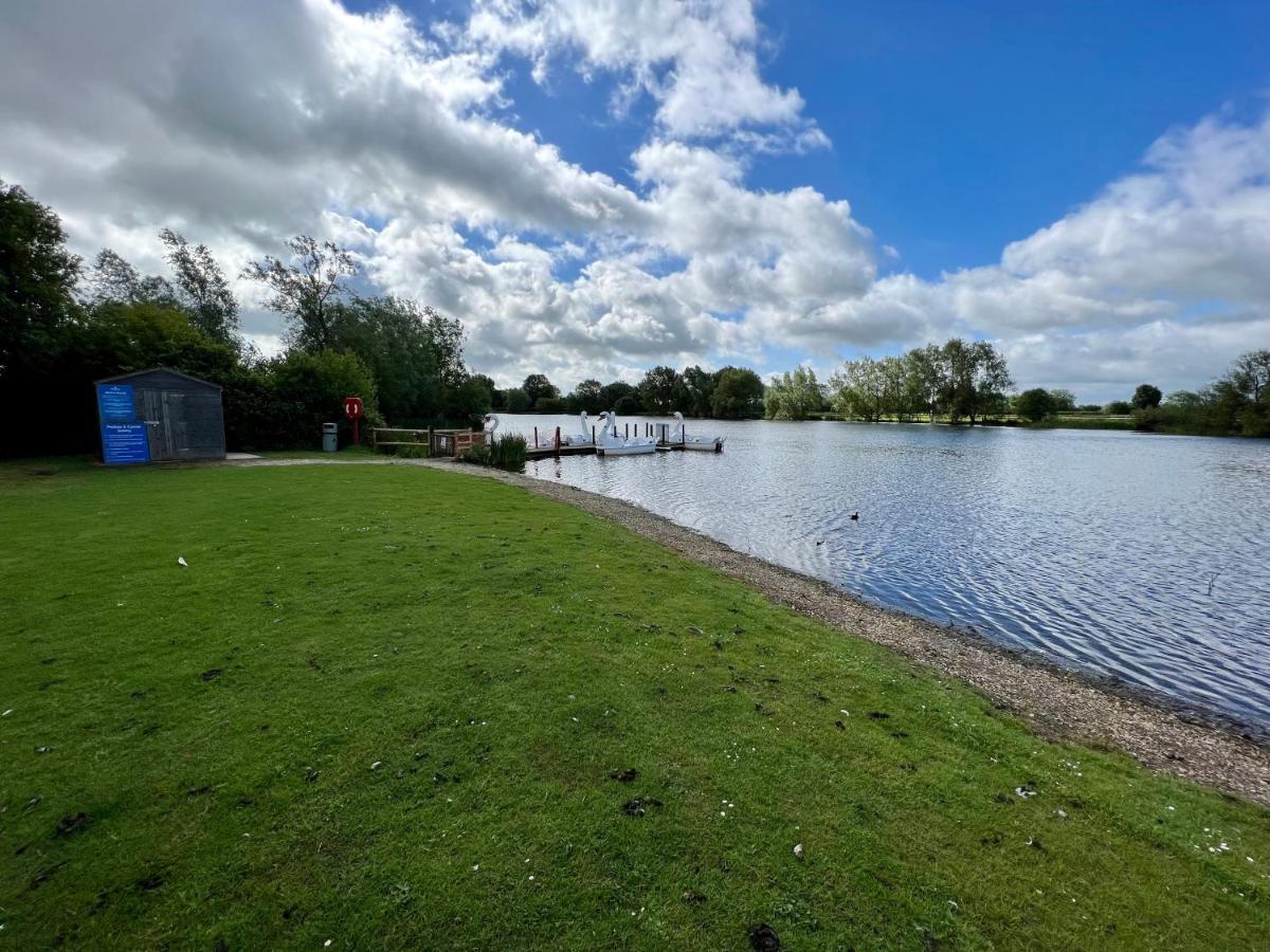 Willow Lodge South Cerney Exterior foto